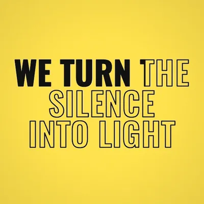 Modèle Manifesto : « we turn the silence into light » en noir sur fond jaune.